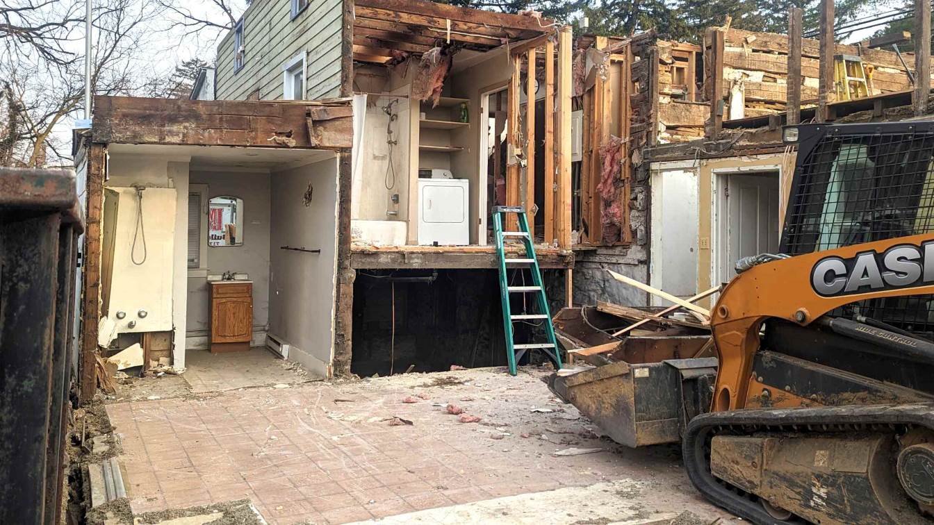 demo-bathroom-and-laundry-outside-closeup